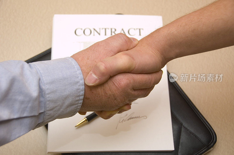 2 .握手签订商业合同。